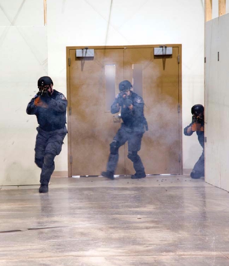 Бойцы охранных подразделений Окриджа противостоят условным террористам на учениях в центре тактической подготовки, фото NNSA